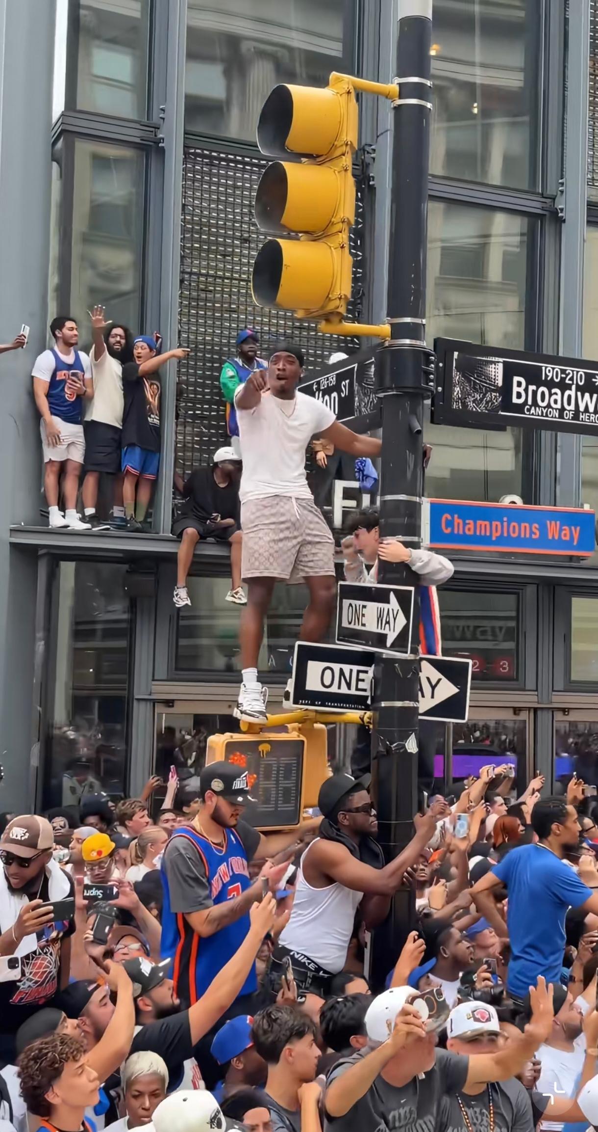 举国欢庆，这是在时代广场庆祝纽约尼克斯赢nba冠军吧，跟打了胜仗凯旋归来一样，真