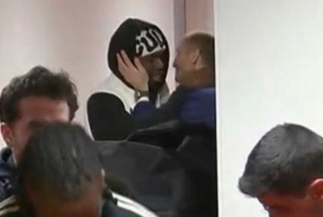 基耶利尼被拍到和博格巴在后台“亲热（不是！？）”。尤文图斯 欧冠联赛 摩纳哥vs