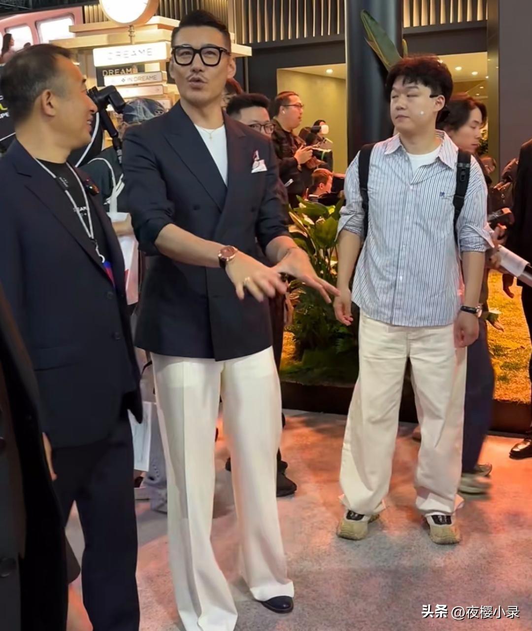 55岁胡兵在上海参加展会，他穿着紧身西装，身材修长，超级帅气啊！[大金牙][大金