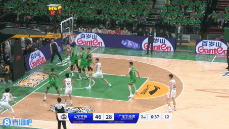 来看辽宁队反击！
赵继伟和张镇麟的空接连线！
张镇麟暴扣得手！[鼓掌][鼓掌][