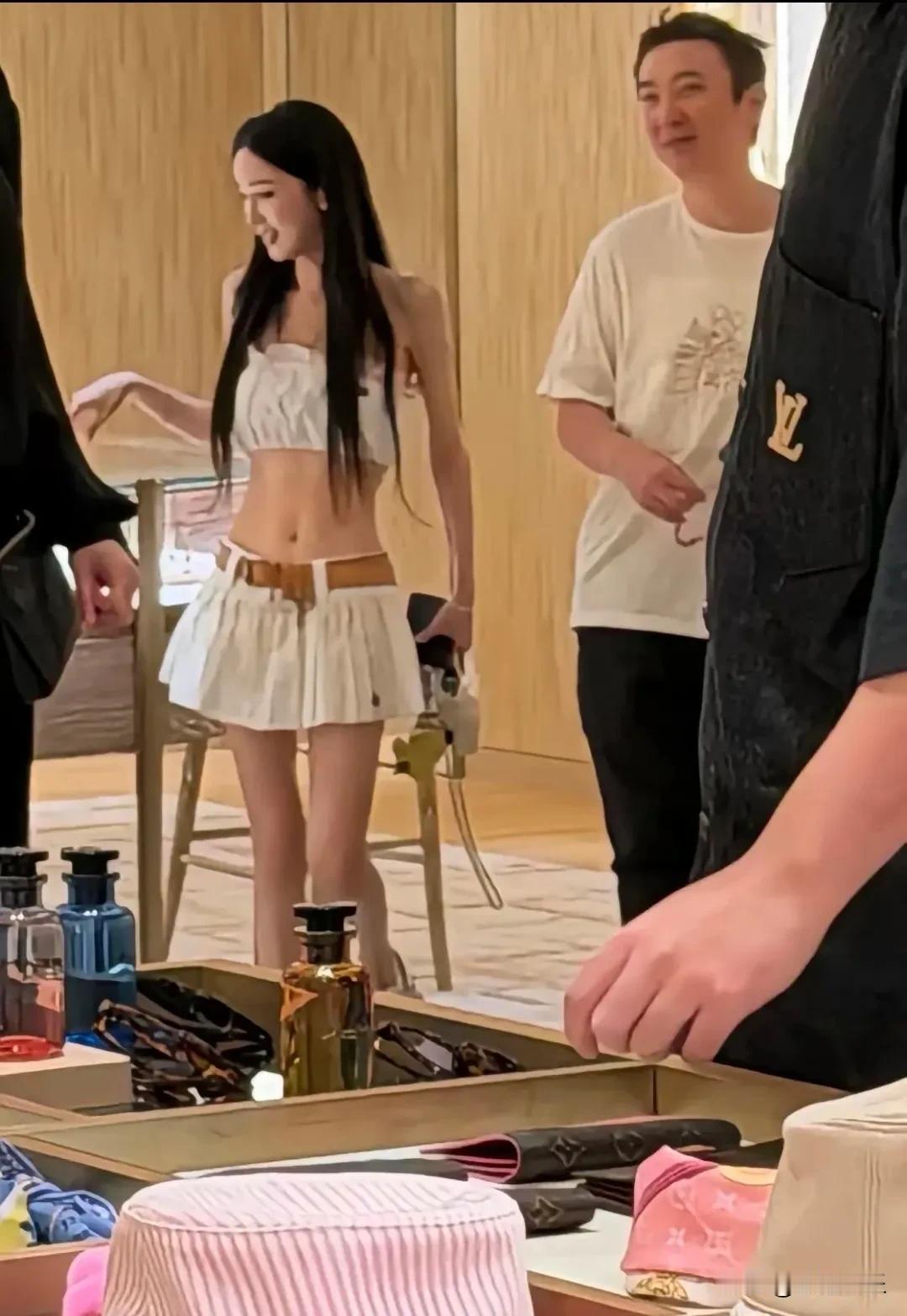 7月27日，许久没有动静的王思聪突然冲上热搜！
有游客在日本东京表参道的一家奢侈