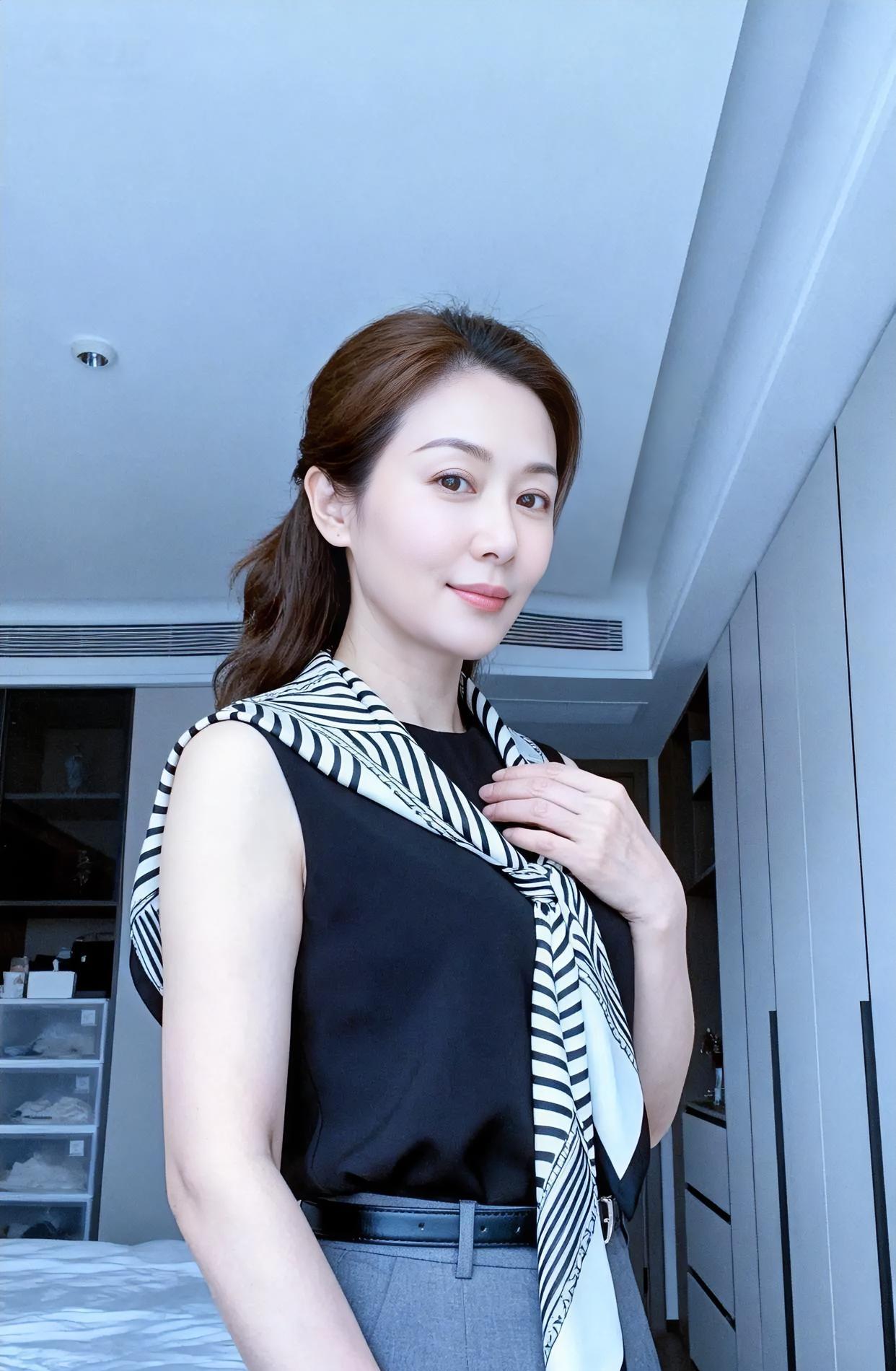 黑白条纹舞着光，

黑衫灰裤简而雅。

浅笑回眸间，

家常也成诗。

不张扬，