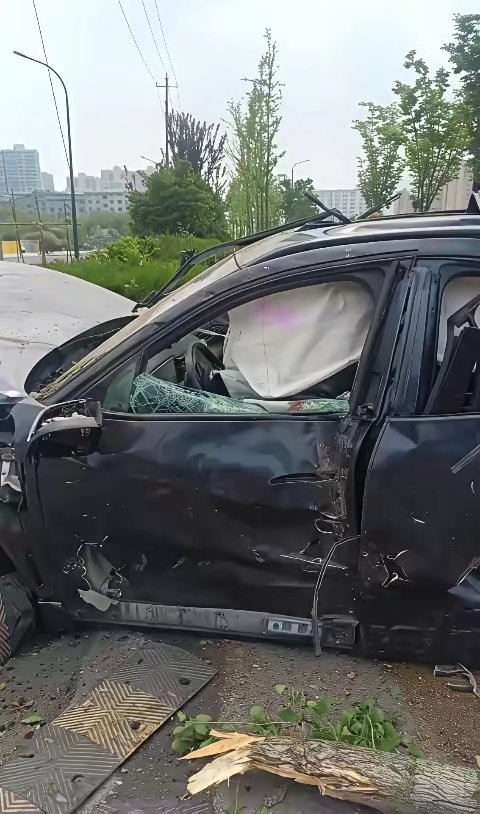 这辆蔚来都快磨秃了。。。看了一眼驾驶员，只能说年龄不小，麻烦
