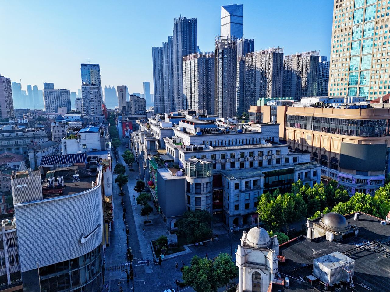 7月10日，江汉不一young采风活动启幕。网络博主们走进江汉路老牌新华书店，探