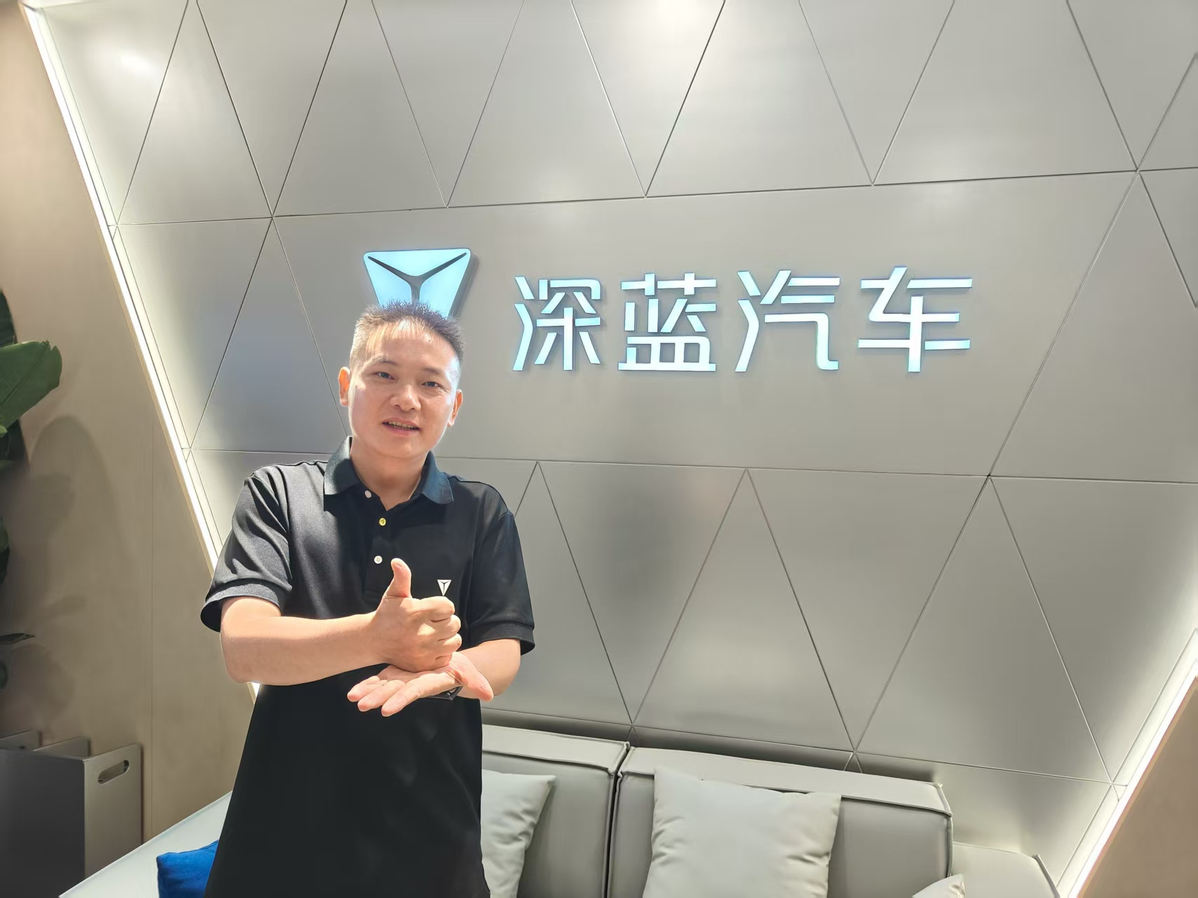#深蓝汽车称今年一定会盈利# 【#专访深蓝李攀#：新长安成立一个月，深蓝汽车进入