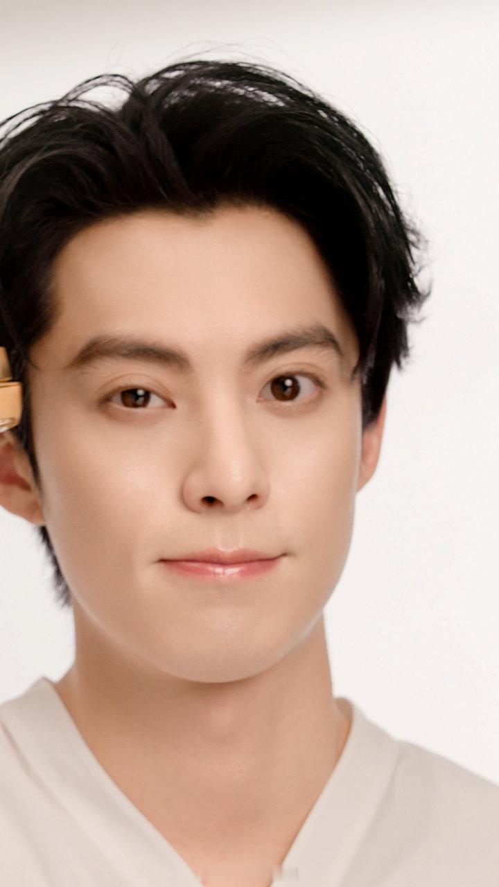 王鹤棣眼神杀 王鹤棣这种自带氧气的少年感真的很绝。简简单单拿着放大镜凑近，眼周清