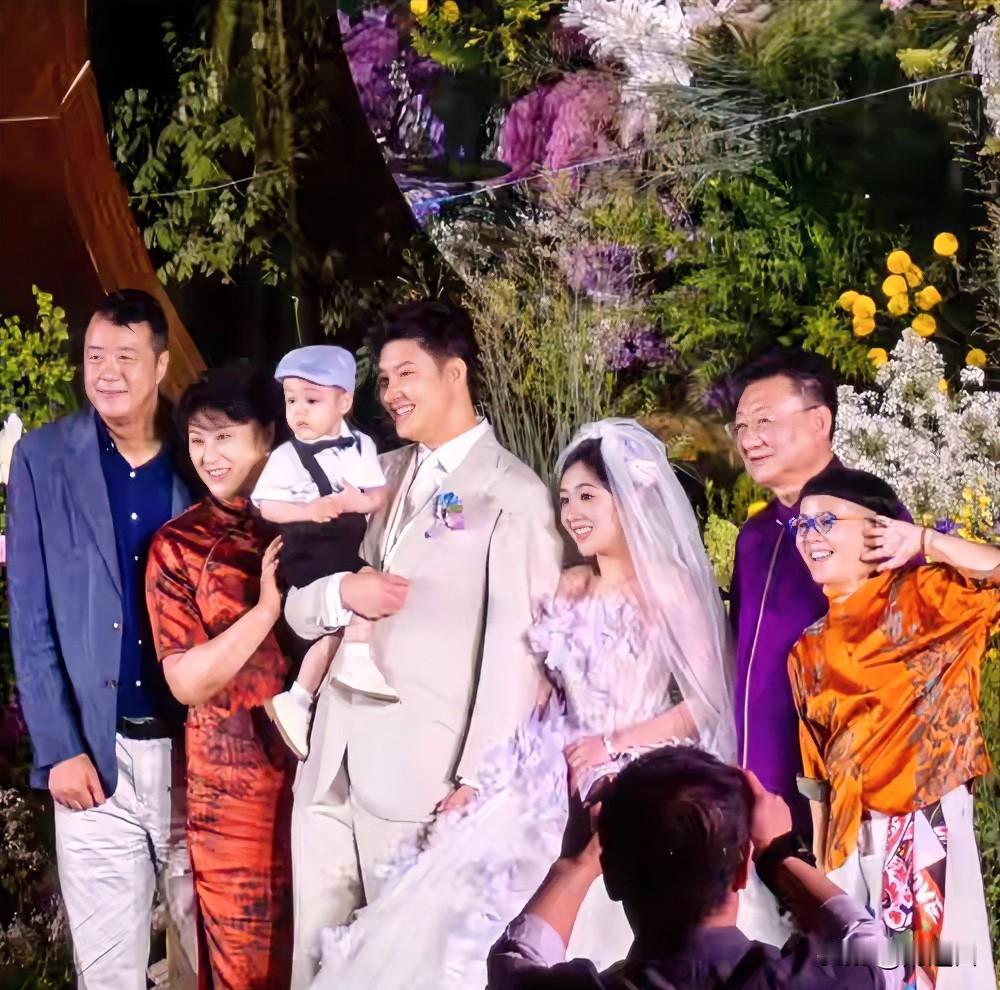 看看金龟子为女儿娃娃补办婚礼就知道了：为了收礼金，一样的俗不可耐！

在这个不断