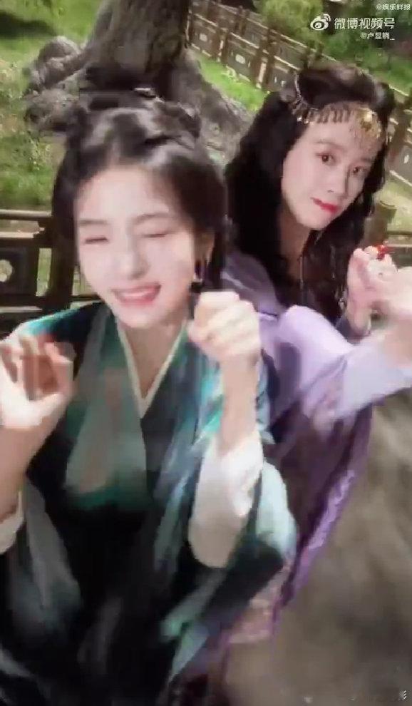 卢昱晓旁边李梦都显得正常了李梦很努力跟上卢昱晓网速抽象还得看卢昱晓，李梦再努力也