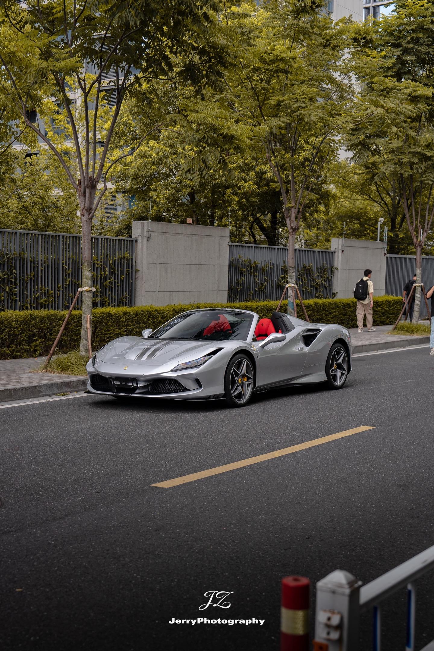 Argento Nurburgring.纽博格林银色车漆的法拉利F8敞...