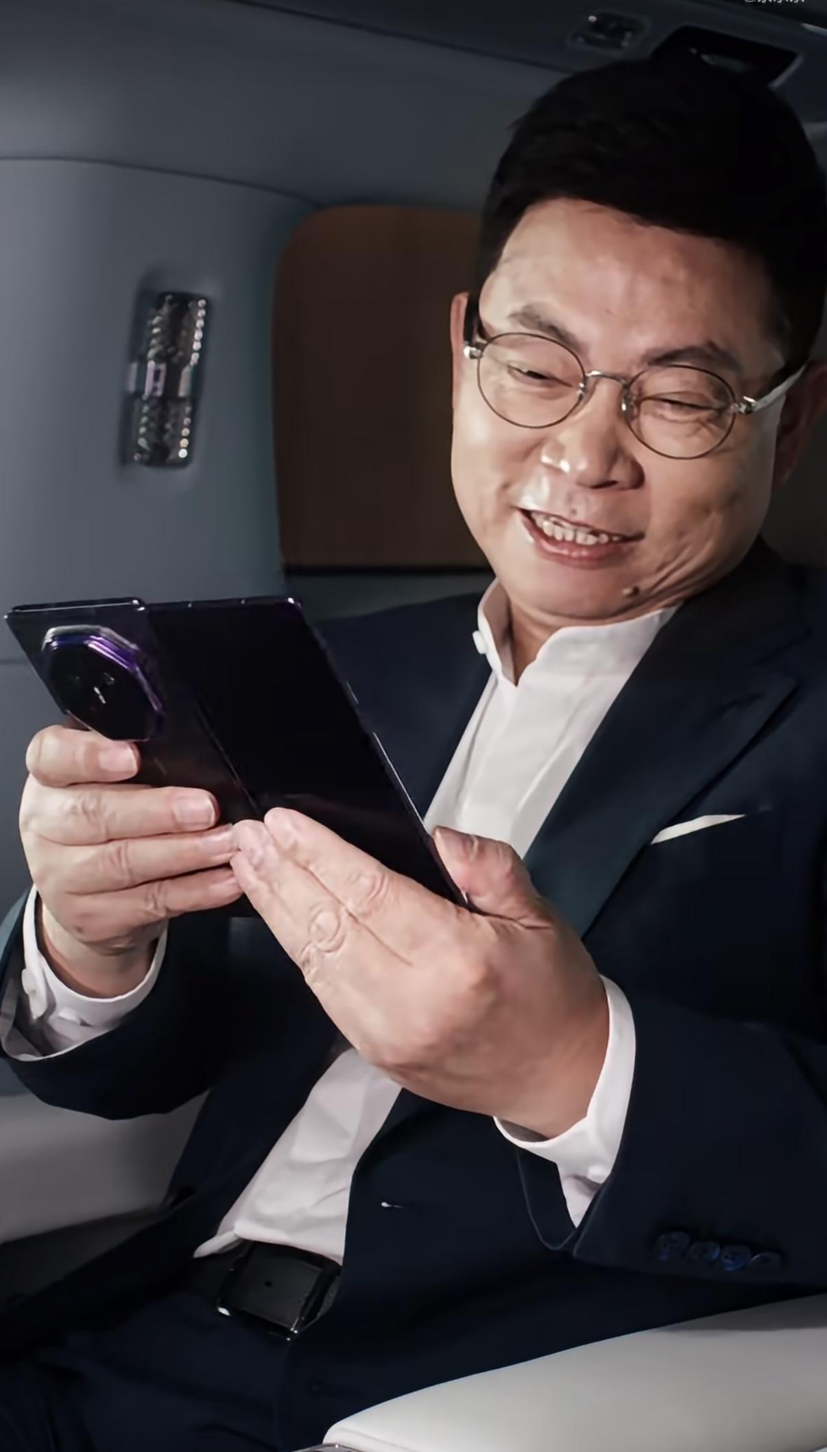 全新华为三折叠，华为Mate XT2真机，折叠方式改成了G字型，9月7日发布，紫