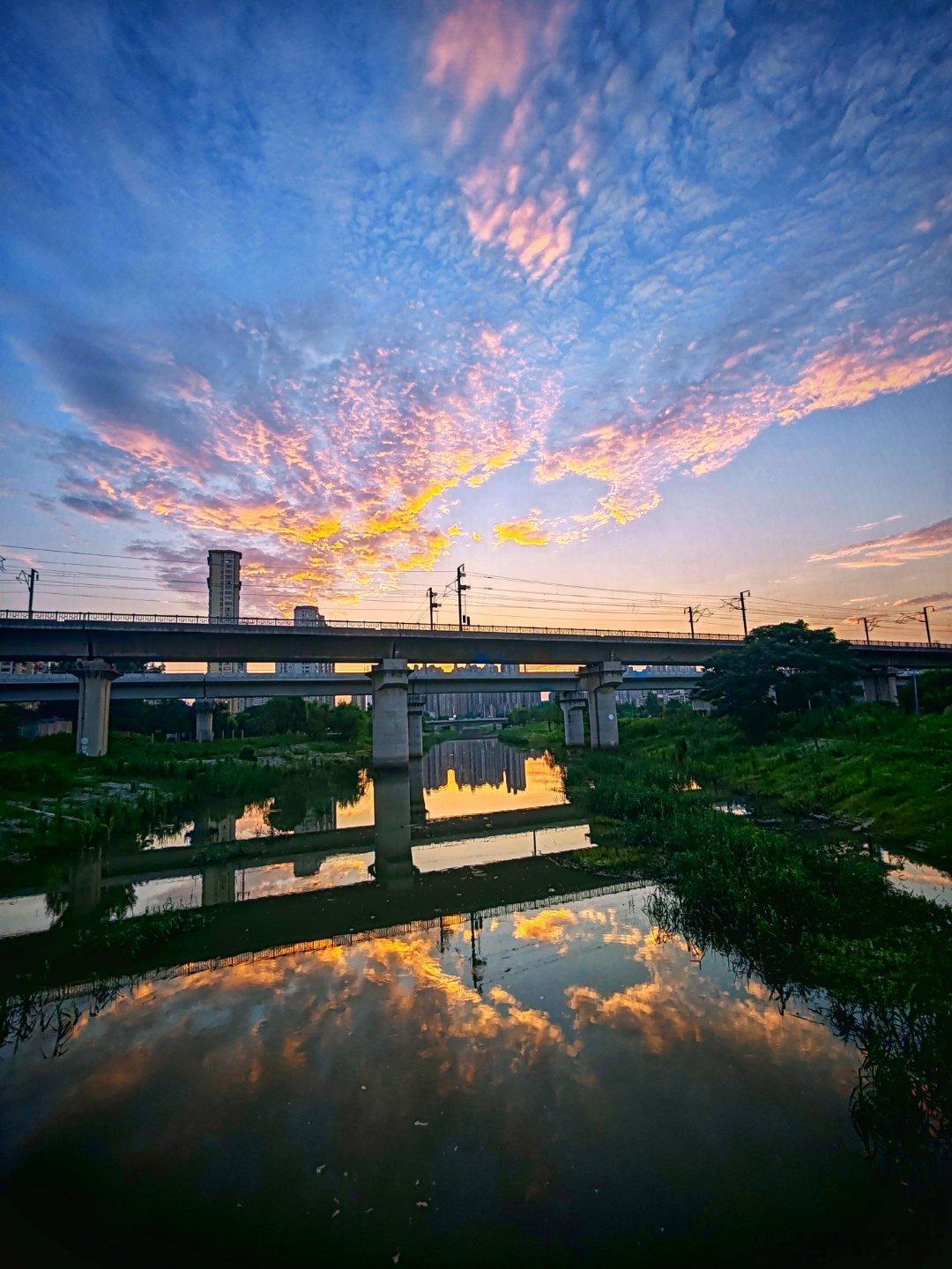 手机摄影﻿ 夕阳余晖美如画，走在慈湖河岸边，边走边拍边流汗……山美水美家乡美用眼