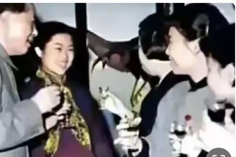 1959年，中南海颐年堂里摆了三桌酒席，新娘李敏穿着两年前做的旧连衣裙出嫁。谁也