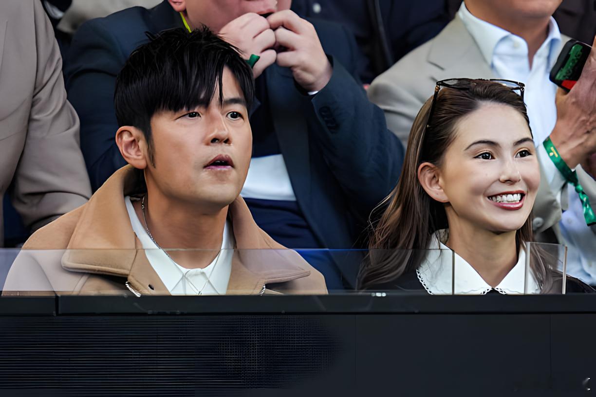 澳网2026德约科维奇vs阿尔卡拉斯周董和昆凌在男单决赛现场 德约科维奇