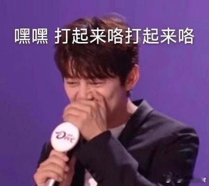 谁懂啊，五旬的何炅还在过“每周一测”的日子：既要接住突发的口误梗，又要消化新的游