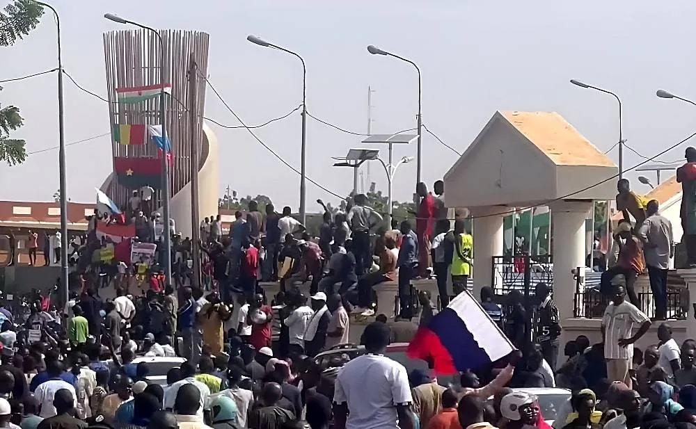 非洲可能会爆发一场重大的军事冲突 在非洲，由于尼日尔的军事叛乱，局势更加恶化。西