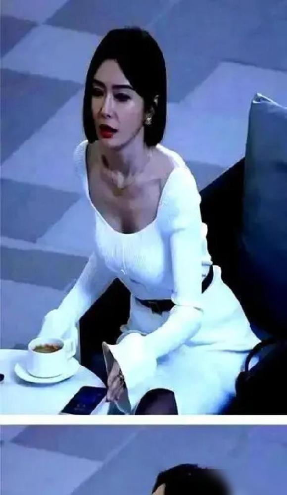 就在尖叫之夜现场，杨幂和魏大勋中间只隔着一个佟丽娅。不到三十厘米的距离，两人却硬