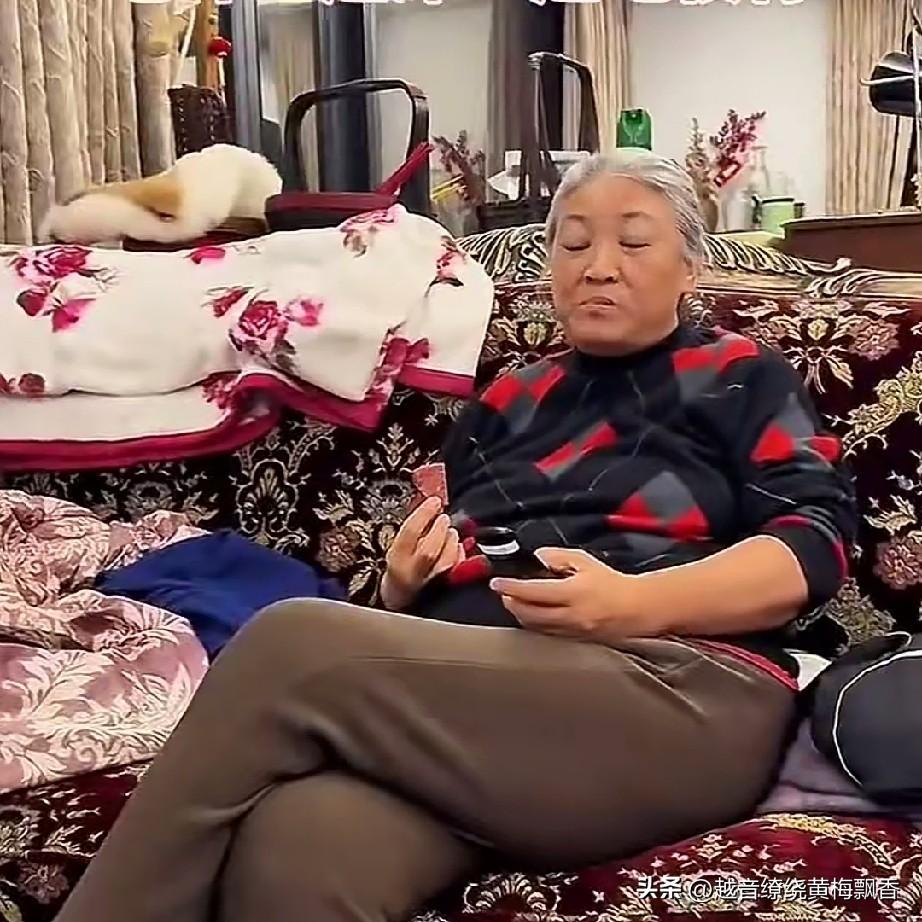 在演员群体中，很少能见到如此接地气的。李立群的妻子，穿着如同农村老太太一般，家里