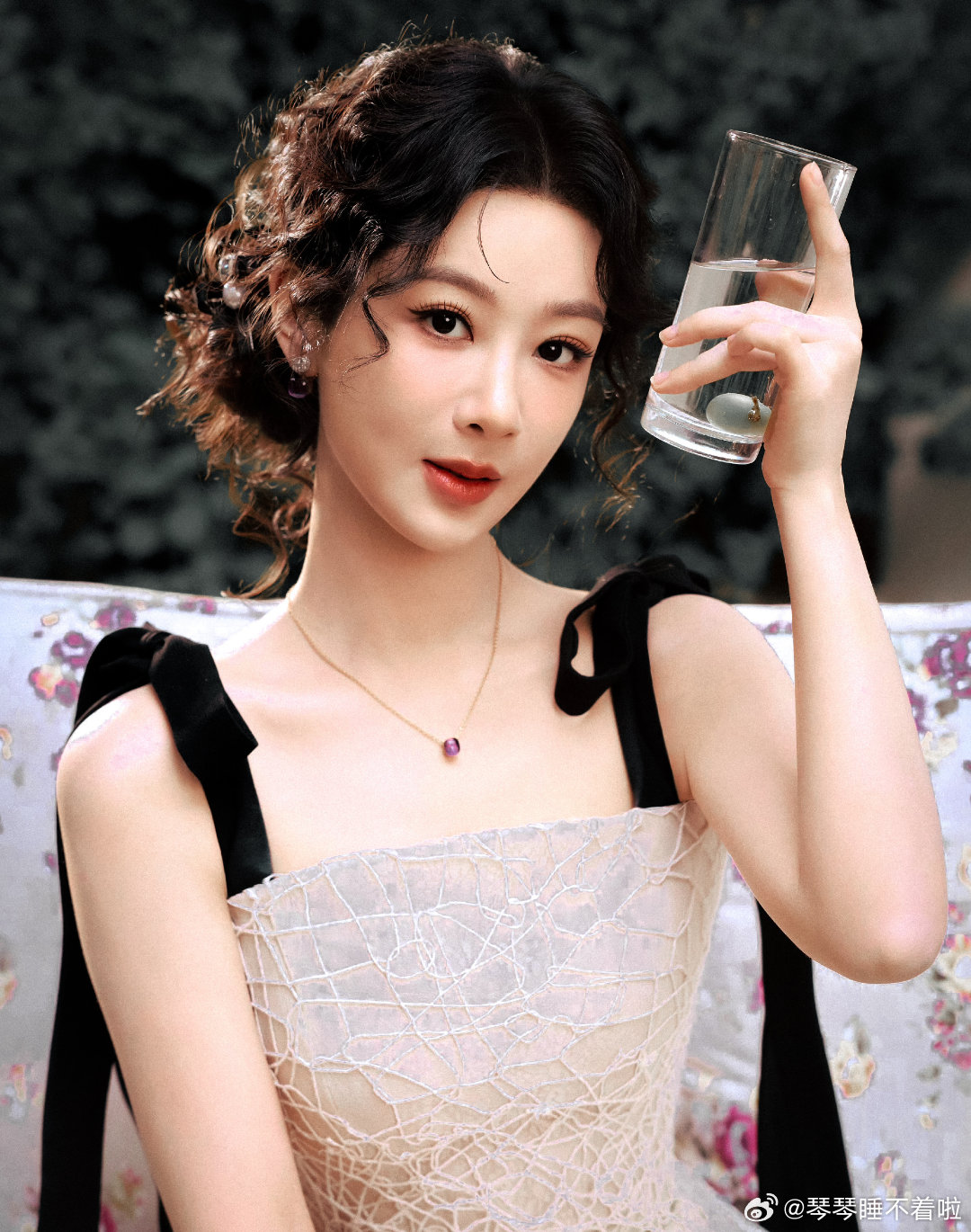 杨紫 yz杨紫杨紫何惟芳 喜欢你 从不是盲目的崇拜 而是一种灵魂深处的共鸣