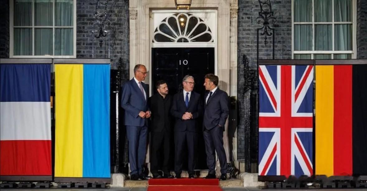 力挺乌克兰呀！

法国总统马克龙、德国总理梅尔茨和英国首相斯塔默在与乌克兰总统泽