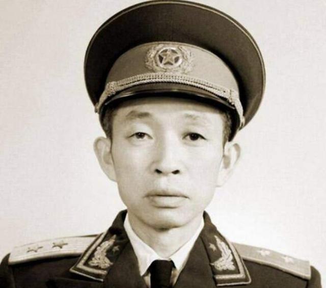 1955年授衔时，王必成听说叶飞被授予上将军衔，而自己是个中将，心里感觉不服气，