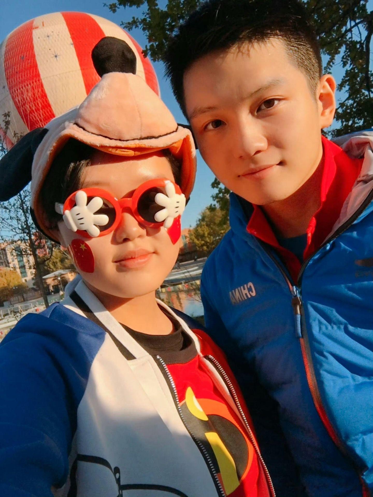 又发现樊振东新的合影，笑的好可爱 