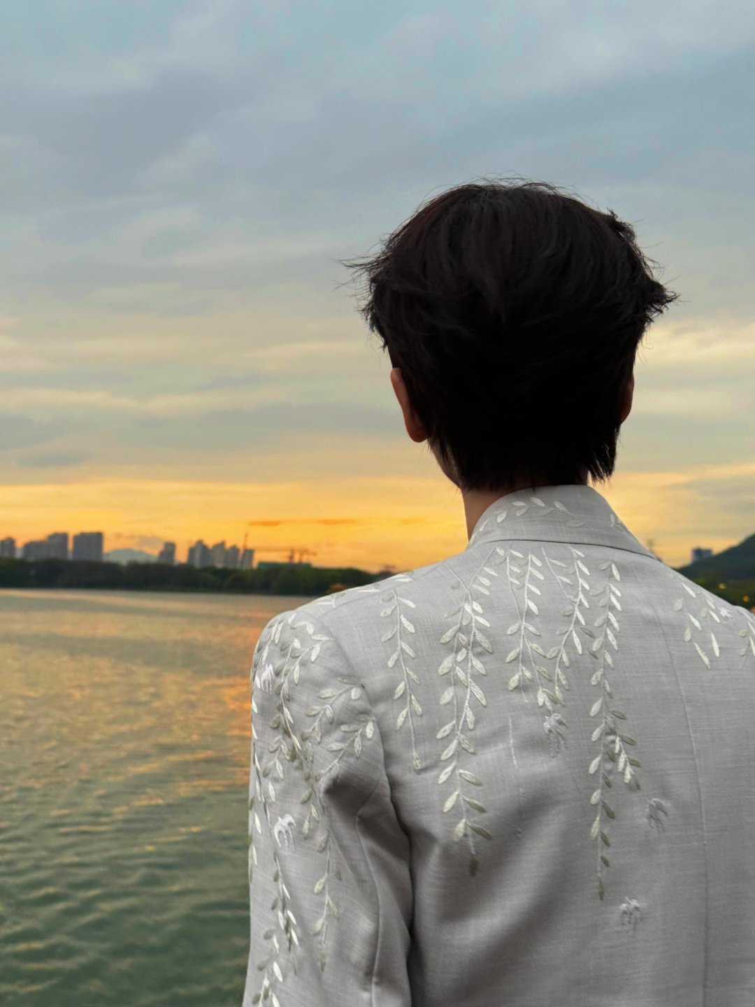 张凌赫素人时期照片还在更新  张凌赫老底被扒得彻底！素人照持续更新中，从小帅到大