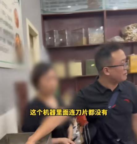 昆明惊现中药打粉骗局，昂贵药材秒变“无名粉”！
近日，云南昆明，某博主在农贸市场