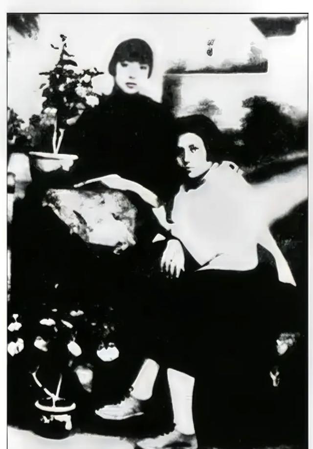 1938年，张亮走了很远的路，终于找到丈夫项英。可项英掏出手枪，呵斥道：“瞿秋白
