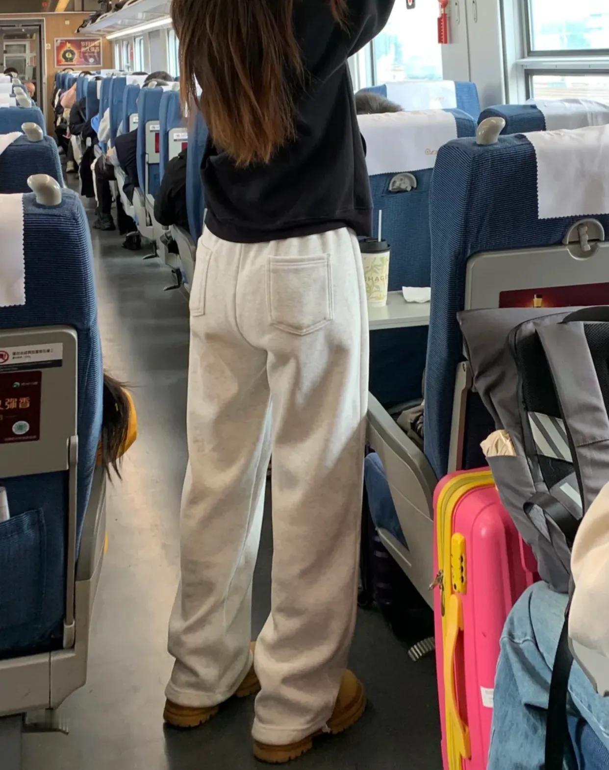高铁上看到的！！！！申遗!！！！

长久以来，我都误以为那种裤型的剪裁只会让人显