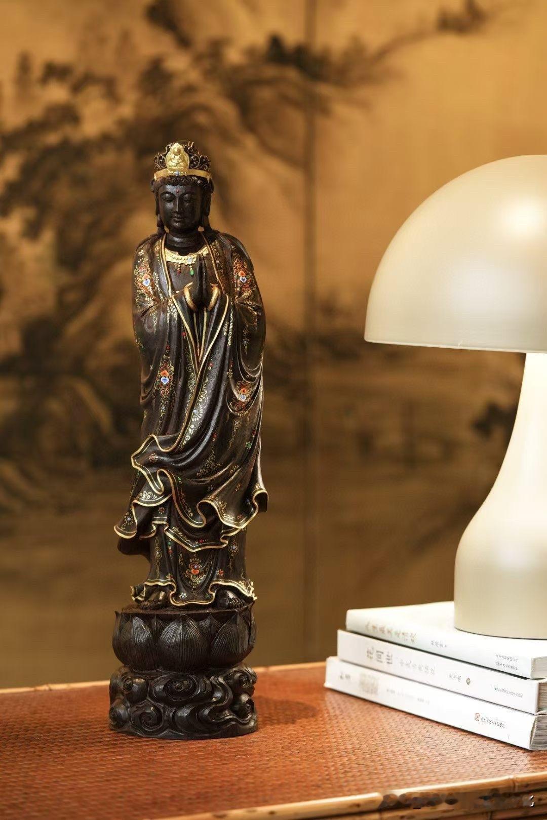 这尊彩绘观音，不在“艳”，在“稳”。

紫檀的沉，让色不浮；
矿彩的润，让气不散