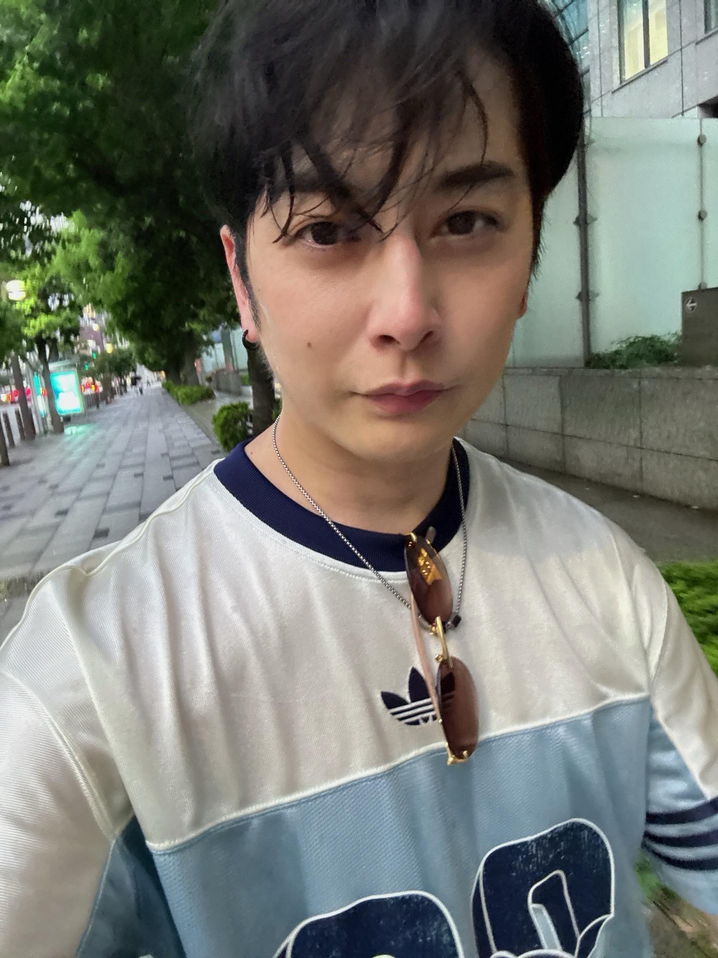 石黑英雄[超话]石黑新图预览石黑动态 和教练愉快地进行了本月最后一次训练肌肉男教