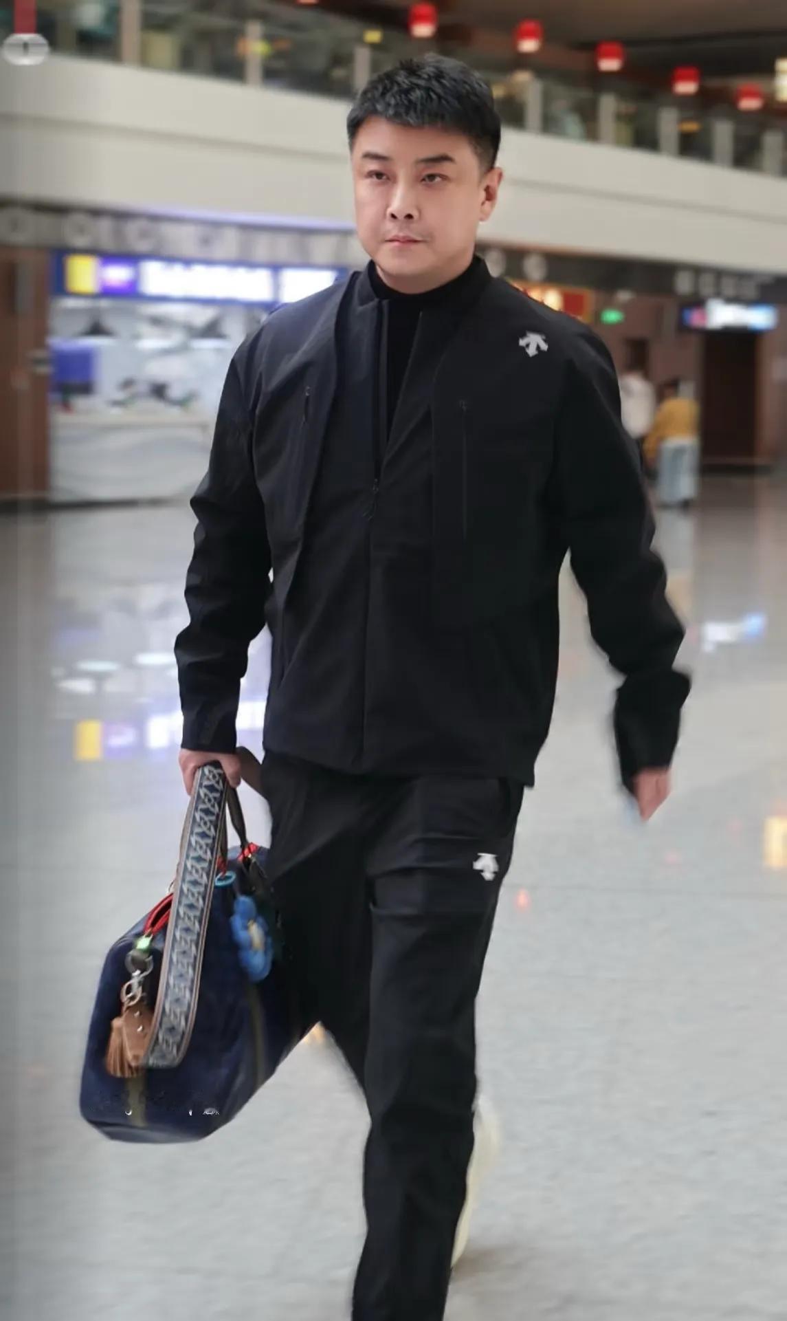 王皓指导又帅啦[赞]——国乒出征多哈冠军赛
王皓 马琳 志强 李大成跟赛，
王曼