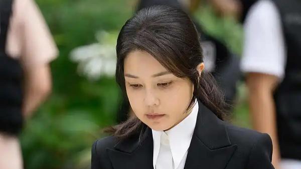 贪得无厌，导致他们夫妇身陷囹圄

重磅！金建希被求刑7年半，韩国政坛腐败风暴难平