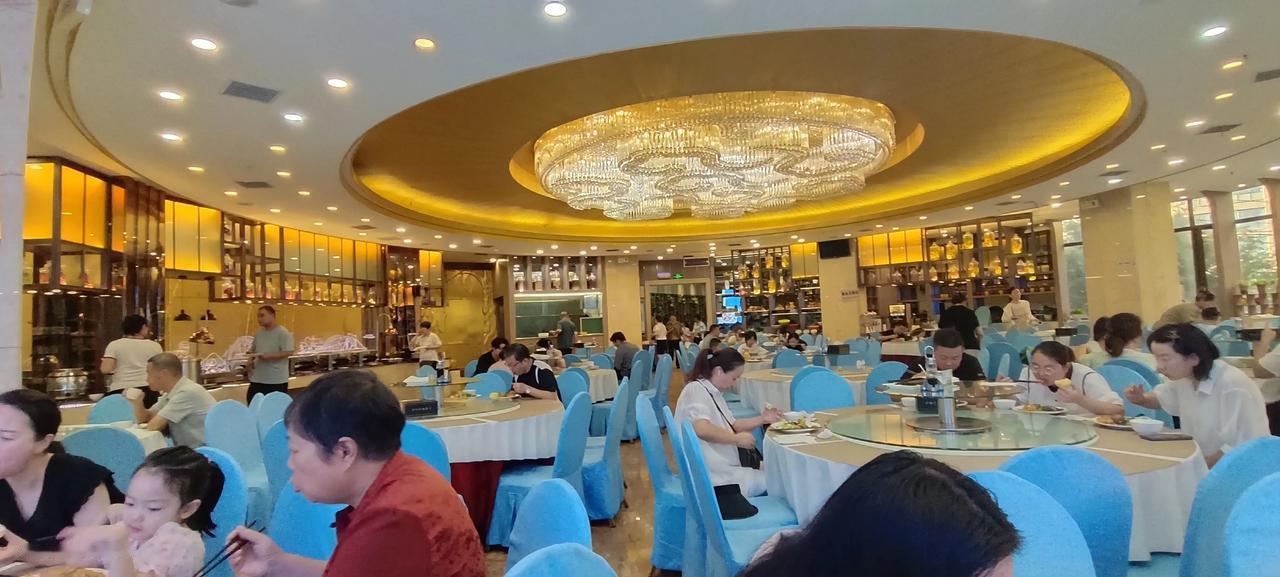 用脚步丈量兰州的一天，是充实的一天。早上7点多在酒店吃了早餐，乘地铁到达西关站，