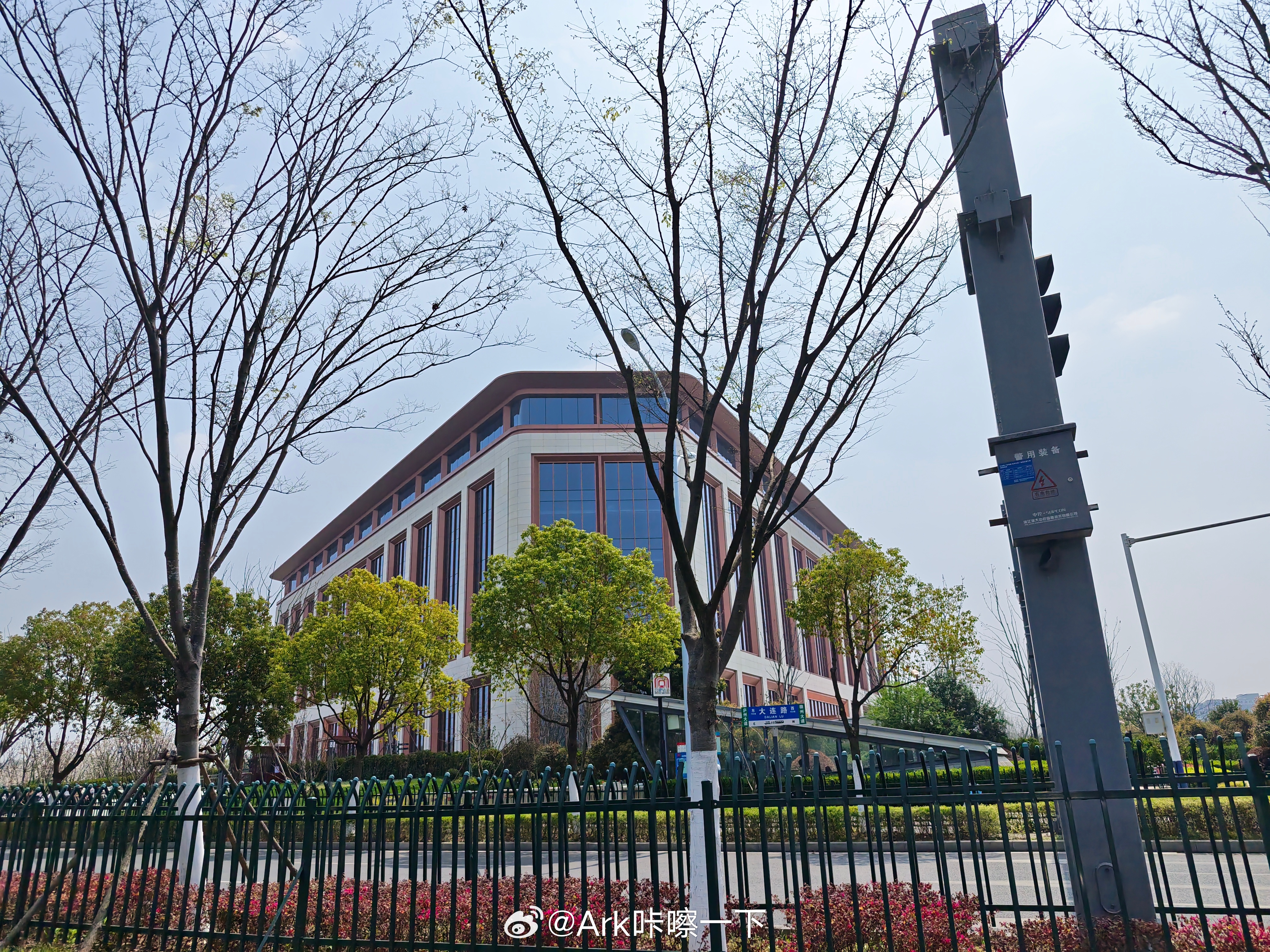 华为安徽总部，就在骆岗公园旁边，加班完了可以正好进公园吃吃饭散散步