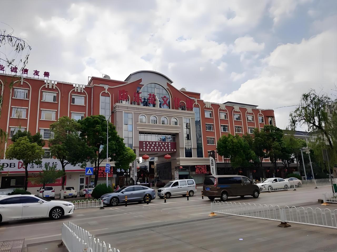 发一张图片，让我猜出你在哪里拍的这里是一条街，街对面是一个茶叶批发市场，猜猜看我