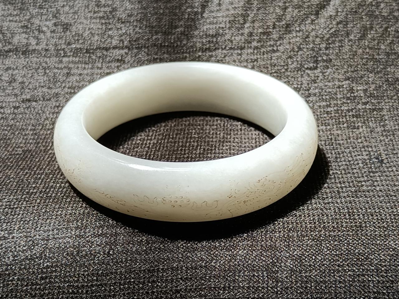 收藏艺术品怎样才能致富呢?要多实战，加理论研究，提高眼力与认知，自己真懂了才能以