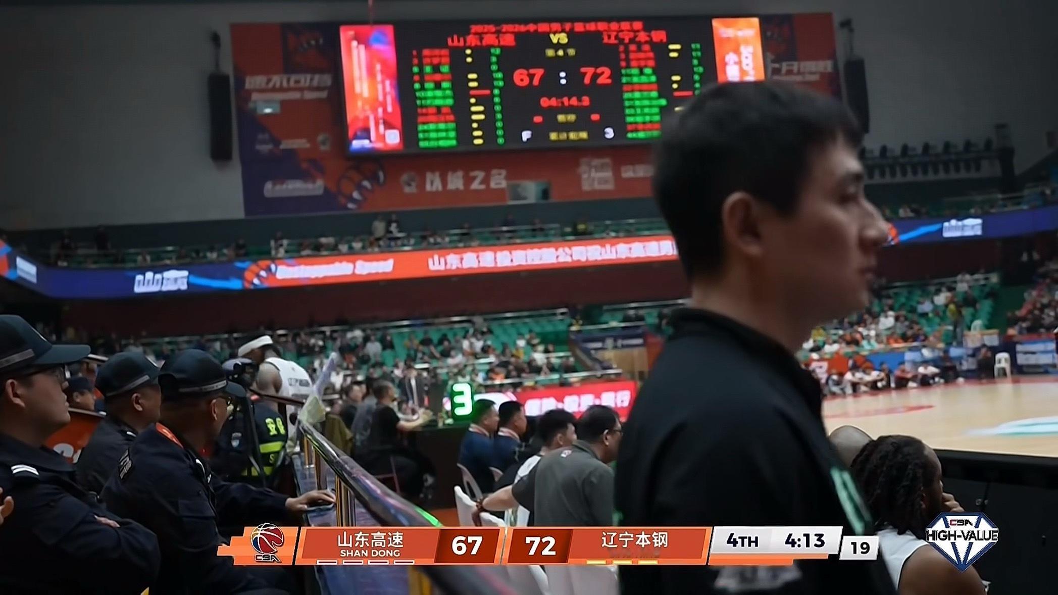 5犯下场的大莫直接走回更衣室了山东男篮vs辽宁男篮辽宁男篮