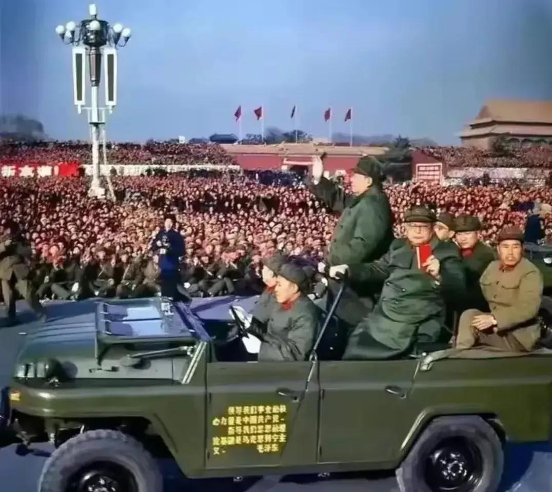 🙏请停留几秒，为伟人点个赞送朵花💐
《天安门：金色圣地》
轻敲键盘，探秘历史