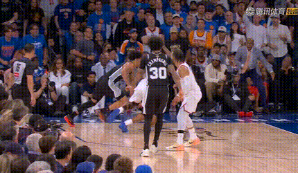 哈珀转身摆脱阿奴诺比，回应球🏀马刺vs尼克斯nba总决赛NBA