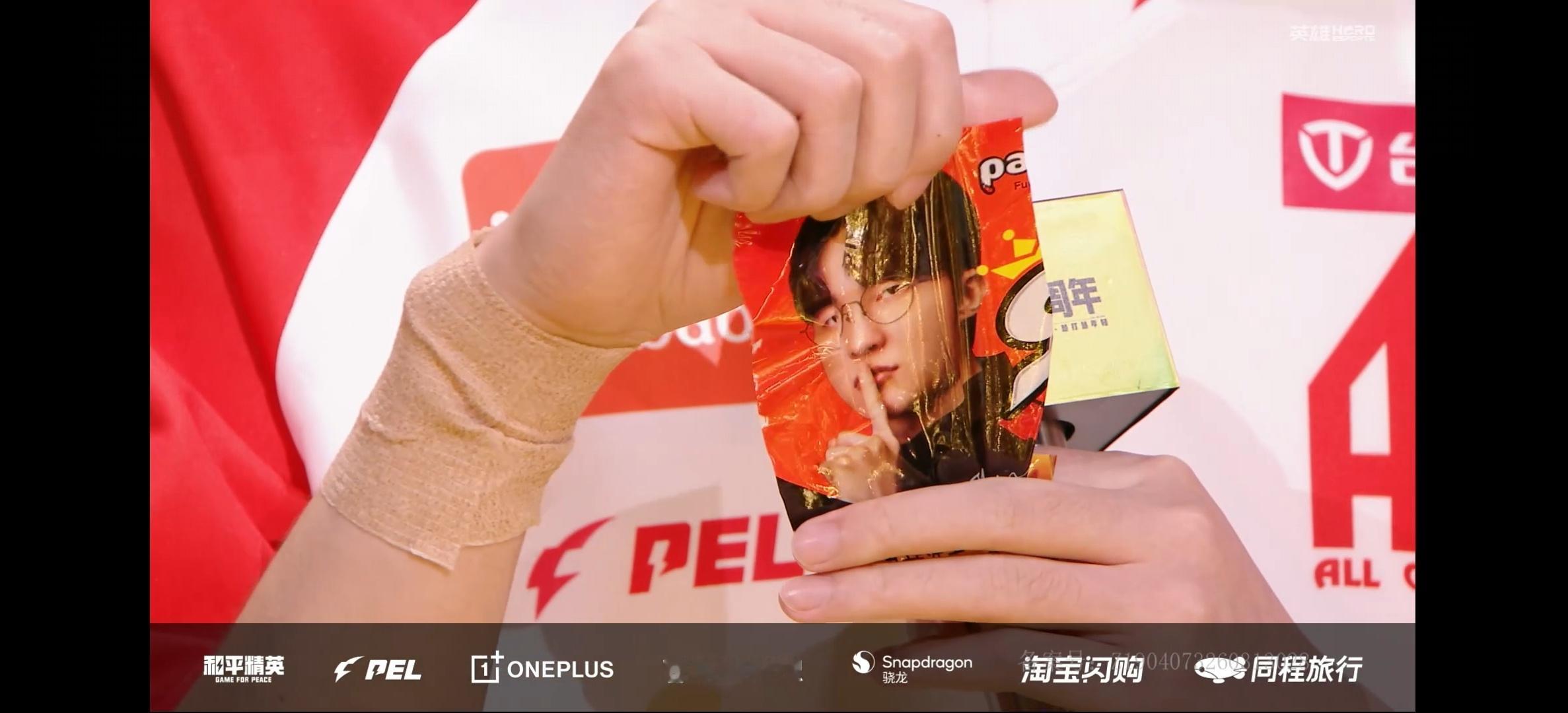 花花夺冠采访致敬Faker强者之间终会共鸣，夺冠时刻的温柔致敬格外动人。以前辈为