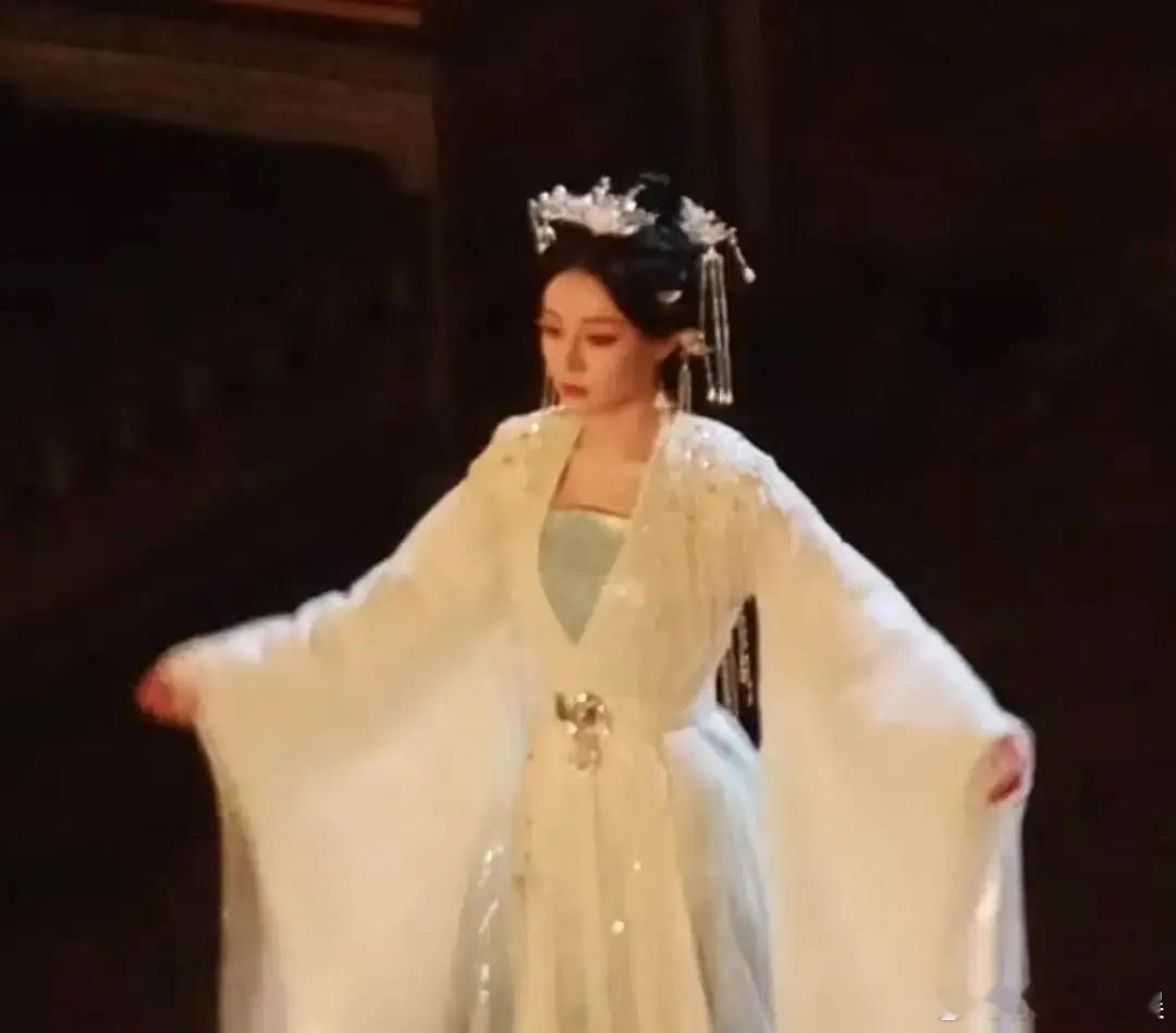 白鹿与迪丽热巴相比，也太普通了 ​​​