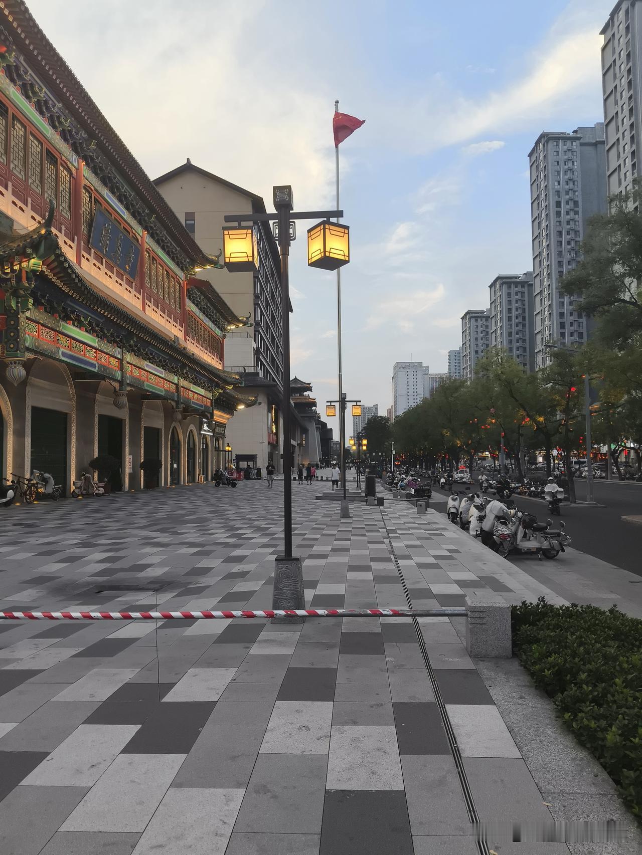 古韵与现代交融，繁华街景尽收眼底。古城风夜景 古风街市氛围 仿古街景 古风街道夜