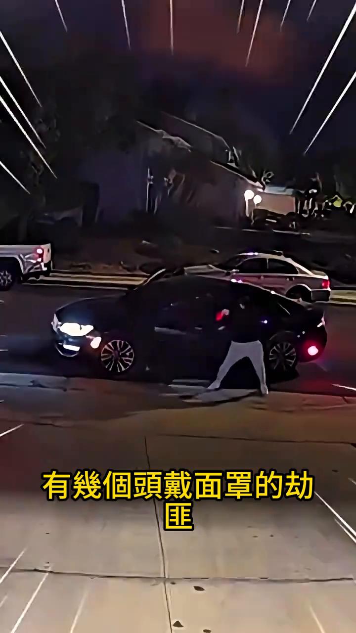 当这位蓝宝杰尼车主凌晨两点驾车回家时，有几个头戴面罩的劫匪想要对他实施抢劫。车主