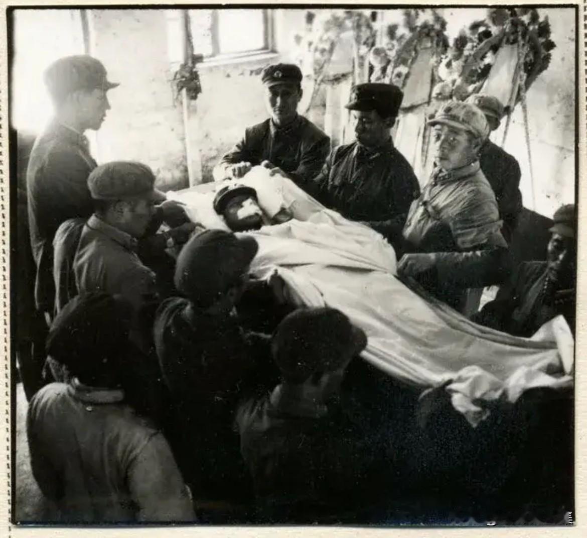 1962年8月15日上午，雷锋在战友倒车时遭遇意外车祸，造成颅骨骨折、颅内大量出