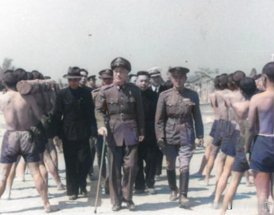 1950年3月，蒋介石巡视高雄凤山新军训练中心，孙立人、蒋经国陪同。此时正值国民