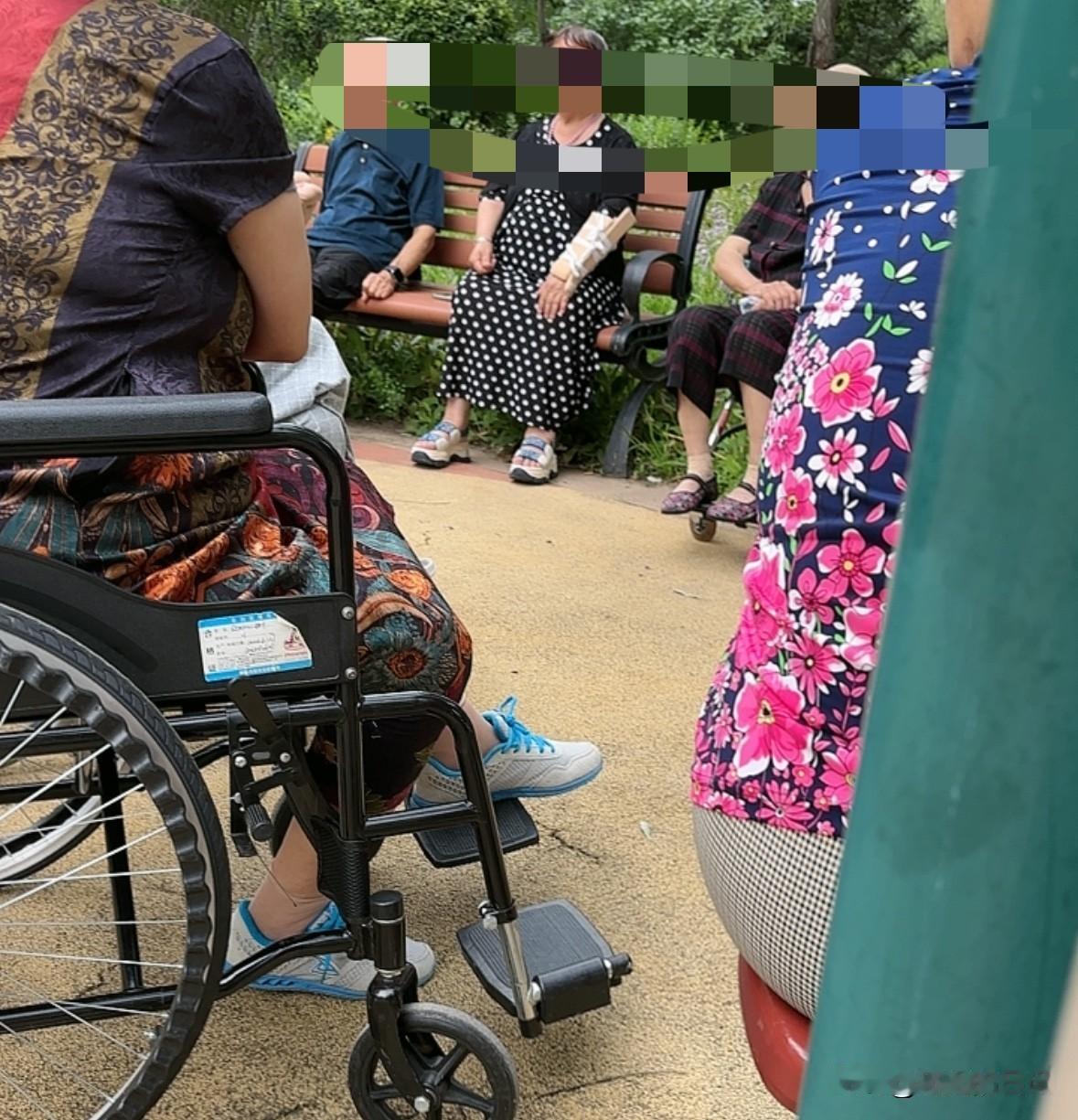 这些人什么都没有，就剩时间了。
每天坐在这里就研究买啥衣服，再不就研究吃啥喝啥，