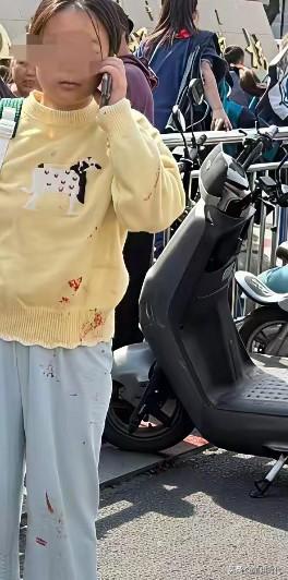 成年人最该警惕的瞬间，不是别人冲自己按喇叭，而是心里冒出那句：“今天谁也别惹我。