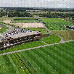 真漂亮，看看莱斯特城世界级的训练基地，据说花了8500万英镑 ，这个训练场地跟F