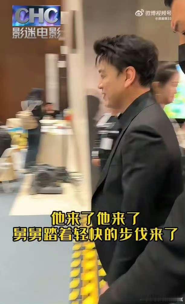 王耀庆商务休闲风重出江湖 谁懂啊！王耀庆这商务休闲风太惊喜了，上身西装下身短裤，